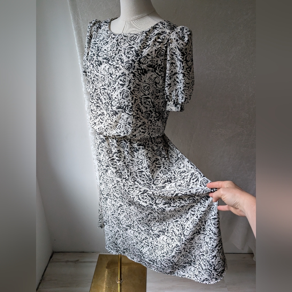 VTG Glenrob Black And White Rose Puff Short Sleeve Elastic Waist Dress